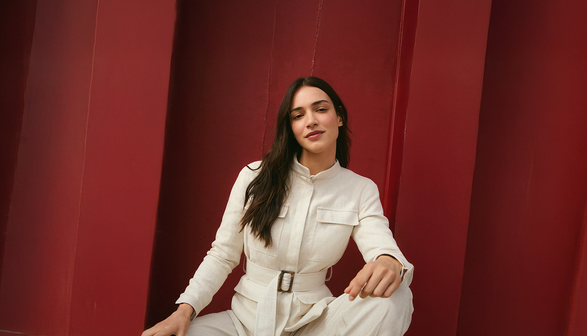 Immagine di collezione fw25 con copy che comunica i saldi pubblici